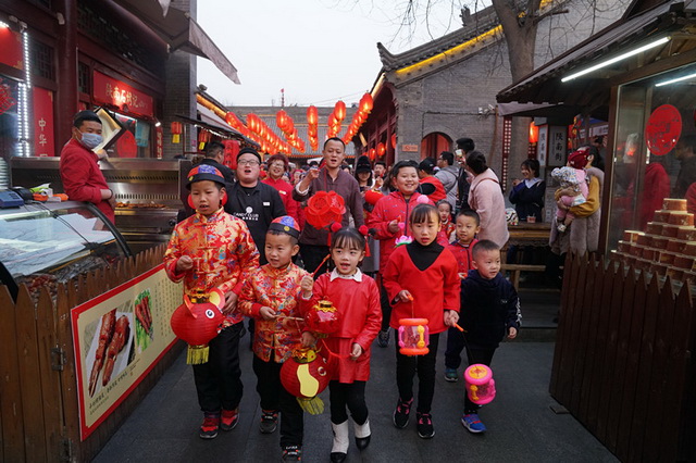 小孩花灯1.jpg
